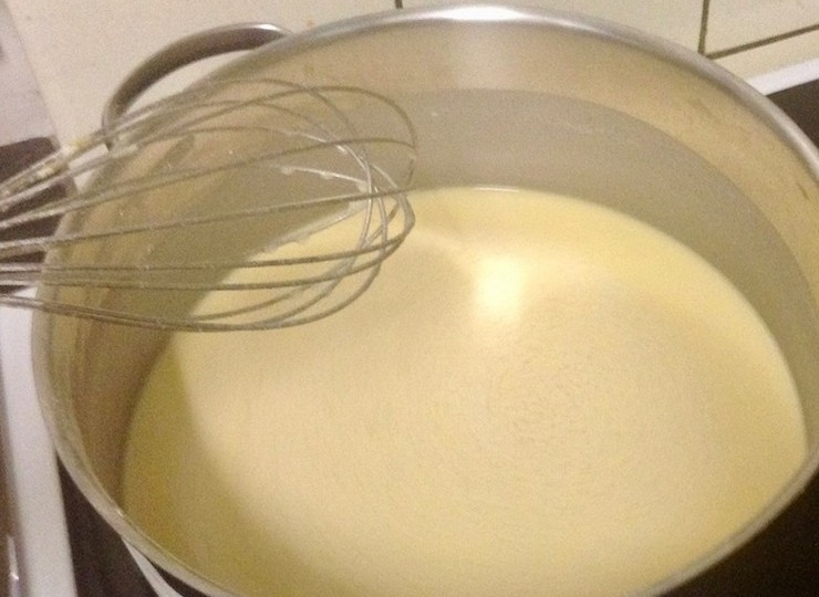 1. Этап. Оладьи из нутовой муки Панелле: 1. В большую кастрюлю налейте холодную воду, всыпьте просеянную нутовую муку и тщательно перемешайте венчиком, чтобы не осталось комочков.