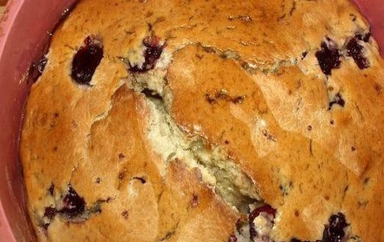 1. Этап. Вишневый пирог с кленовым сиропом: Готовый горячий пирог полейте подогретым кленовым сиропом и оставьте на время, чтобы пирог пропитался сиропом.