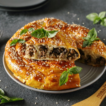 Слоеный пирог с мясом и грибами