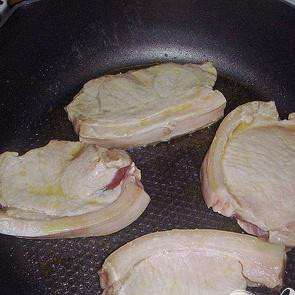 1. Этап. Жареная свинина с перцем: Поставить большую сковороду на средний огонь. Залить масло для жарки. Готовить отбивные от 3 до 5 минут с каждой стороны.