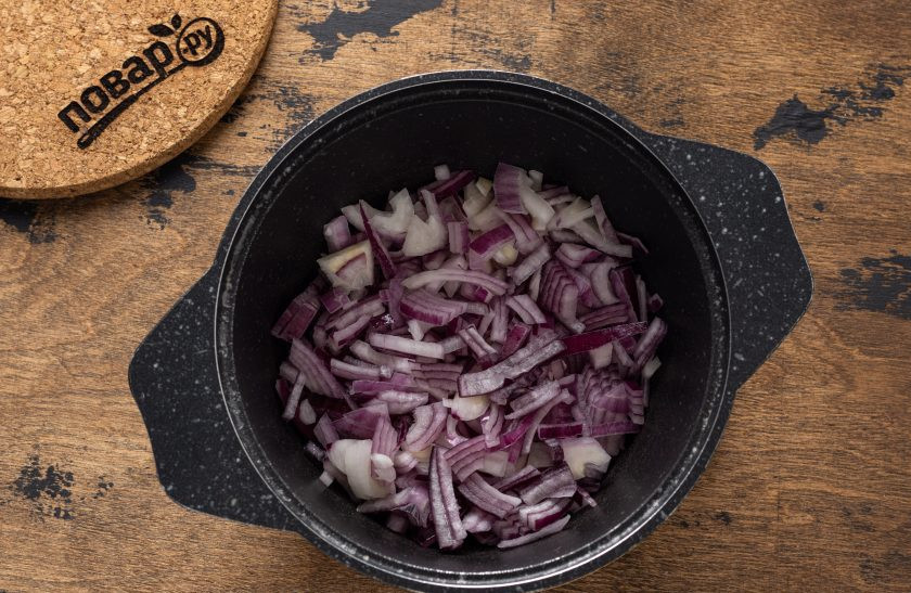 1. Этап. Соус из красного лука: Нарежьте репчатый лук кубиками или полукольцами, которые потом разрежьте на полоски. Разогрейте растительное масло в кастрюле с толстым дном и жарьте лук около 10 минут на средне-низком огне.