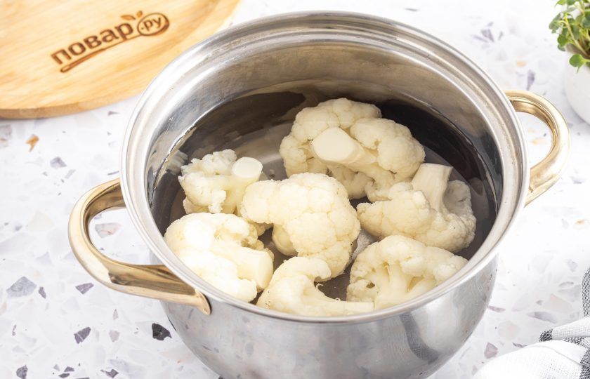1. Этап. Как заморозить цветную капусту на зиму: Отварите соцветия цветной капусты 1-3 минуты (в зависимости от размера) в кипящей воде.