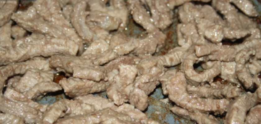 1. Этап. Бефстроганов с шампиньонами: Говядину нарезаем тонкими брусочками и обжариваем на растительном масле в течение 5-6 минут.