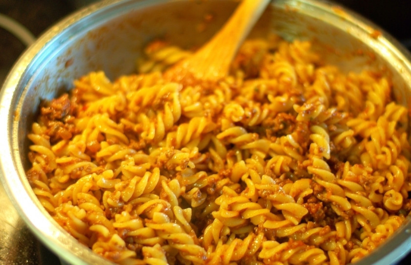 1. Этап. Макароны с мясом: Макароны варим al dento, сливаем воду и к ним добавляем наш загустевший томатный соус с мясом. Перемешиваем, добавляем базилик и готово!