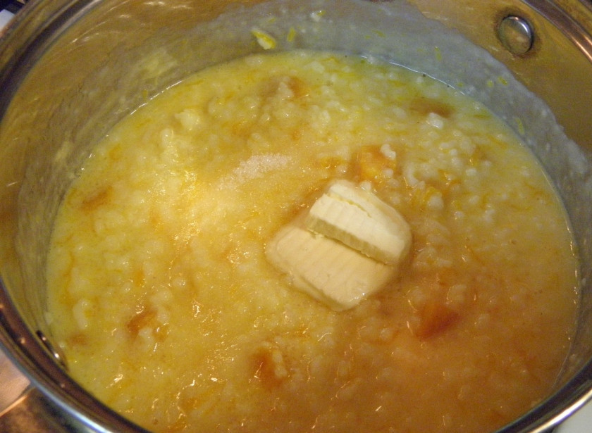 1. Этап. Каша из тыквы традиционная: В самом конце приготовления добавляем в кашу сахар и соль по вкусу. Перемешиваем. Затем добавляем в кашу немного сливочного масла и хорошенько разминаем содержимое кастрюли вилкой или еще чем-нибудь, чтобы каша приобрела свойственную ей консистенцию.