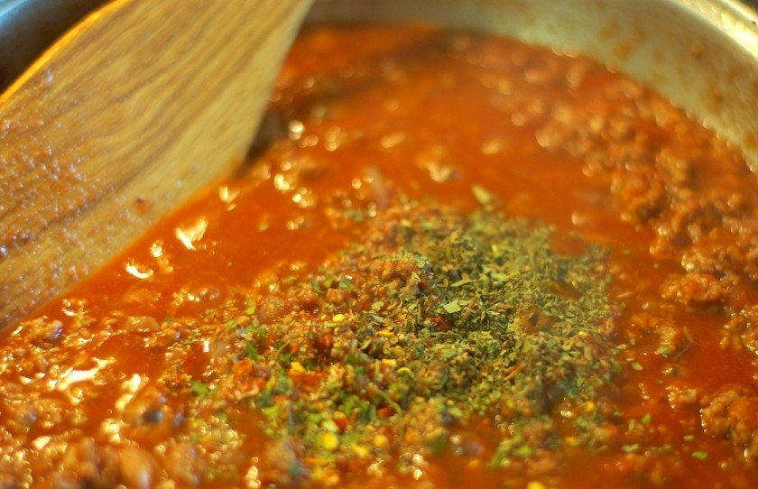 1. Этап. Макароны с мясом: В это время ставим отвариваться макароны. А содержимое сковородки хорошо перемешиваем, добавляем приправы, сахар, соль и тушим на среднем огне около 15 минут.