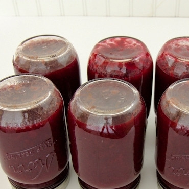 1. Этап. Сливовый джем: Горячий джем разливаем по баночкам. Баночки закручиваем и ставим крышкой вниз. Накрываем полотенцем и оставляем на ночь.