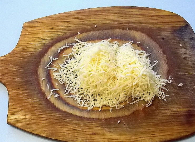 1. Этап. Яйца, запеченные с сыром: Натрите сыр на мелкой терке.