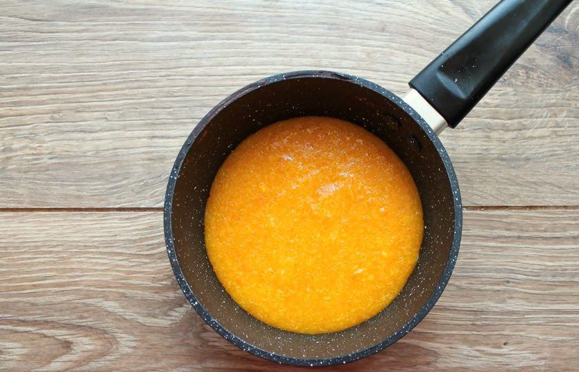 1. Этап. Сметанно-мандариновое желе: Мандарины очистите от кожуры и разделите на дольки. Выложите их в сотейник, добавьте сахар и пробейте блендером до однородности. Поставьте сотейник на средний огонь и доведите массу до первых бульков, снимите с огня.