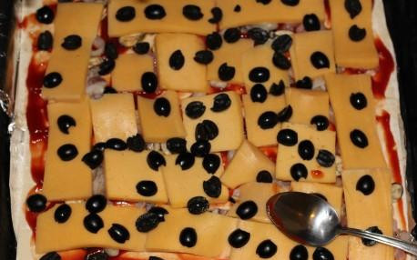 1. Этап. Пицца с морепродуктами: 5. Разрезать маслины вдоль пополам и выложить на сыр.
