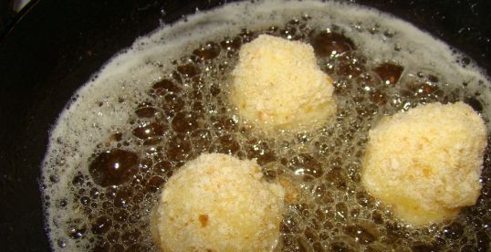 1. Этап. Яйца по-немецки: 9. Обжариваем яйца в сухарях на растительном масле со всех сторон.