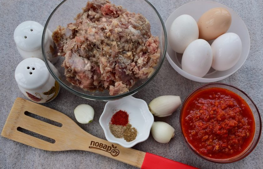 1. Этап. Фрикадельки с томатным соусом и яйцом: Подготовьте необходимые продукты. Фарш, соль и черный молотый перец перемешайте, тщательно вымешайте до однородности.