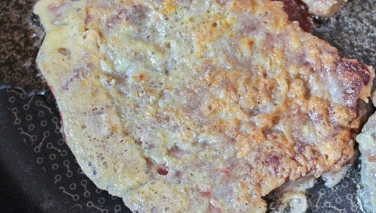 1. Этап. Отбивные из говядины: 4. Выложите на сковороду с разогретым растительным маслом и жарьте с двух сторон до румяности на среднем огне.