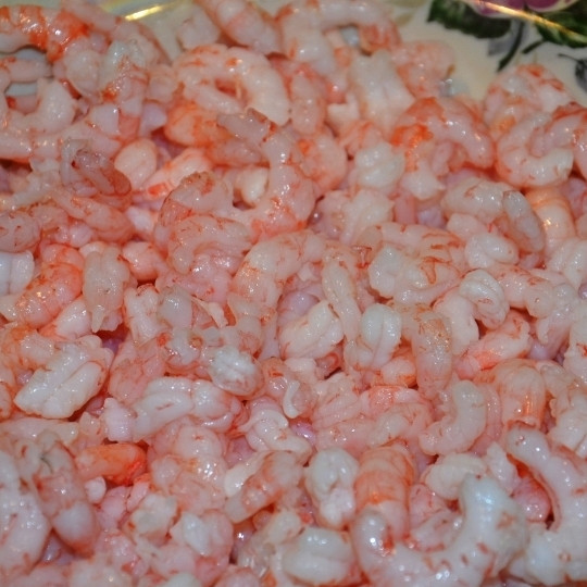 1. Этап. Салат Морская звезда: С консервированных креветок сливаем жидкость, мелко их нарезаем.