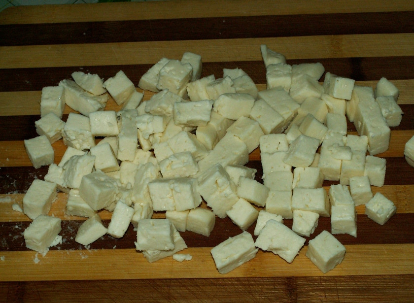 1. Этап. Cалат с копченой куриной грудкой: 5. Сыр также нарезать. В данный рецепт приготовления салата с копченой куриной грудкой используется брынза, однако это может быть и любой другой сыр по вкусу.