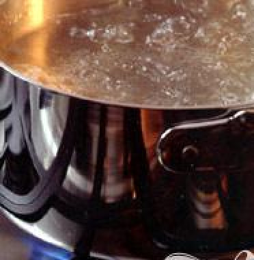 1. Этап. Черничная крем-сода: 1. Один стакан очищенной воды вскипятить в небольшой кастрюльке.