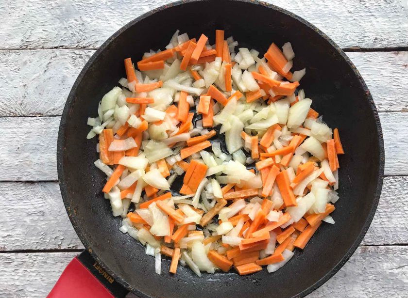 1. Этап. Соте из фасоли: Лук с морковью хорошо помойте, почистите и нарежьте. На хорошо разогретую сковороду с растительным маслом выложите овощи и обжарьте их в течение 5-7 минут.
