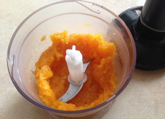 1. Этап. Печенье Уши Амана: 7. Затем жидкость сливаем, но не выливайте, это вкусный напиток:) Курагу измельчаем блендером в достаточно густое пюре.