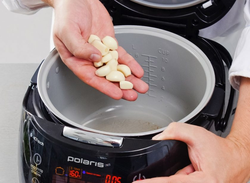 1. Этап. Скумбрия под чесночным соусом: 2. Установите чашу мультиварки, налейте в неё растительное масло и включите режим «Мультиповар», установите 160 градусов и отправьте в разогретую чашу чеснок, готовьте его пять минут.