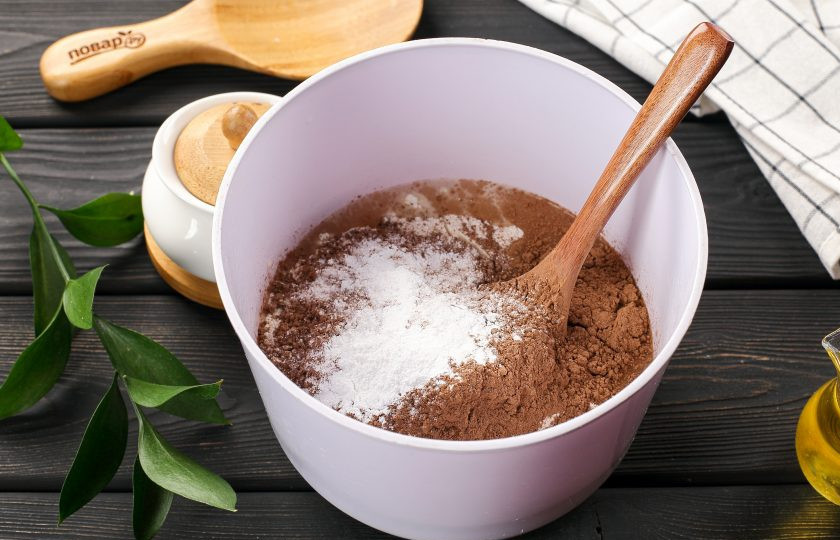 1. Этап. Какао-манник в глазури: Затем добавьте муку, какао, разрыхлитель и ванилин.