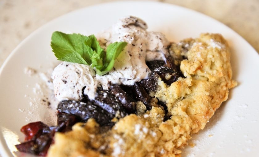 1. Этап. Песочная галета со сливой: Запекайте галету в течение 30 минут при 180 градусах. Можно подать её с пломбиром. Приятного чаепития!