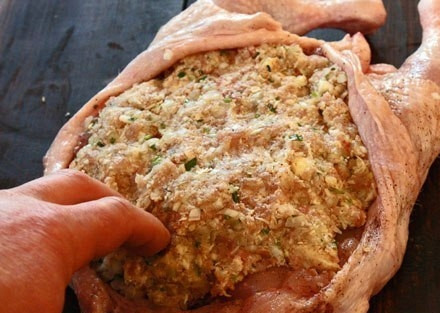 1. Этап. Новогодняя курочка без костей, фаршированная по-тоскански: Начинкой нафаршируйте тушку. Зашейте кожу хлопчатобумажной белой ниткой.