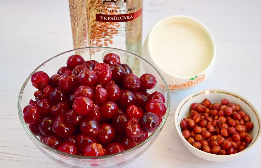 1. Этап. Наливка из вишни: 1. Вишню переберите, порченные, подгнившие ягоды выбросьте, удалите косточки. По желанию их можно подробить и добавить в наливку, тогда наливка приобретет миндальный вкус. Я косточки выбрасываю.