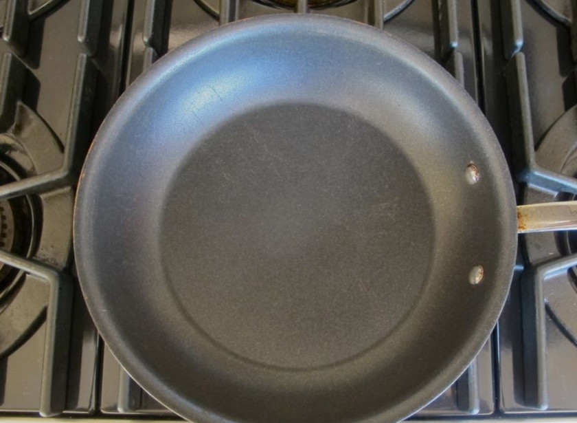 1. Этап. Простая яичница болтунья: Разогрейте сковороду.