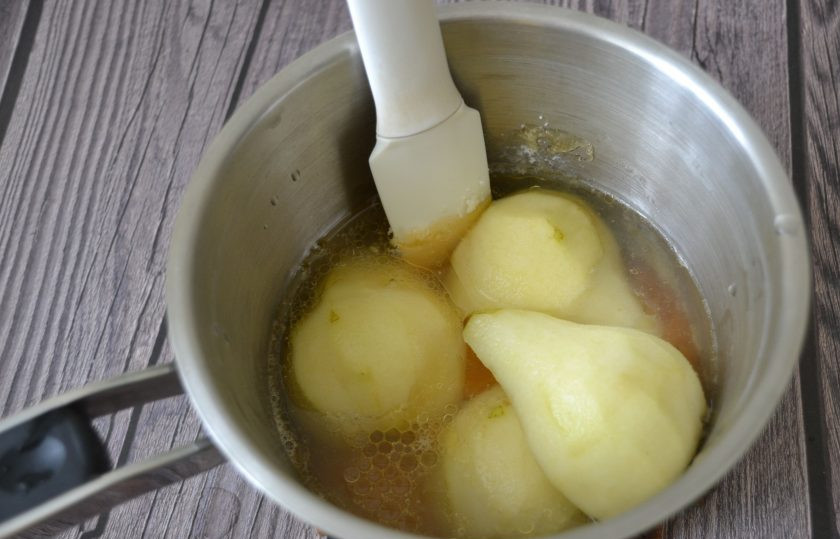 1. Этап. Карамелизированная груша: Влейте горячую воду и десертный алкоголь, будьте осторожны, могут быть брызги.