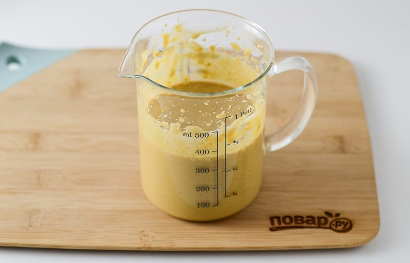 1. Этап. Тыквенный раф: Сливки взбейте отдельно до мягких пиков. Добавьте 2/3 сливок в напиток, взбейте все до однородности.