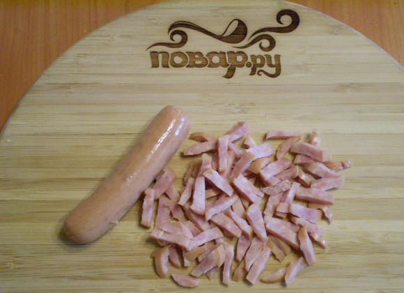 1. Этап. Капустный салат с майонезом: 4. Сосиски режем соломкой.