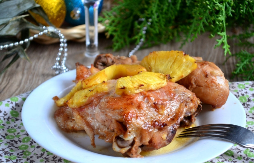 1. Этап. Курица, запеченная с ананасами: Готовую курицу подаем с любимым гарниром. Как по мне, идеально сюда подходит рис. Есть все-таки в этом блюде что-то китайское. Приятного аппетита! :)