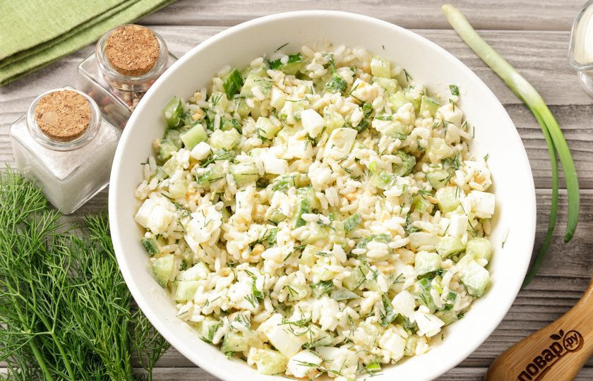 1. Этап. Салат с рисом, яйцом и майонезом: Салат посолите, поперчите, заправьте майонезом и хорошо перемешайте.