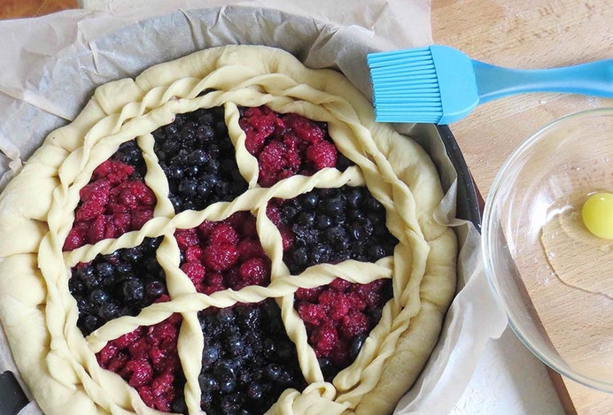 1. Этап. Дрожжевое тесто с ягодами: Из оставшегося теста сделаем украшения для верхушки выпечки. Смазываем тесто яйцом, отправляем в духовку на 40 минут, температура — 160 градусов.