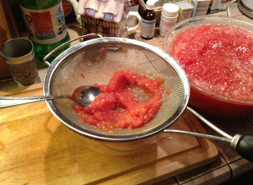 1. Этап. Маринованные грузди в томате: 2. Перетираем все овощи сначала в блендере, а потом через сито, чтобы консистенция была полностью однородной.