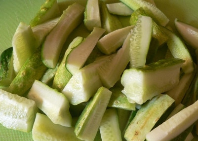 1. Этап. Салат по-корейски из огурцов: Огурцы вымыть и нарезать брусочками.