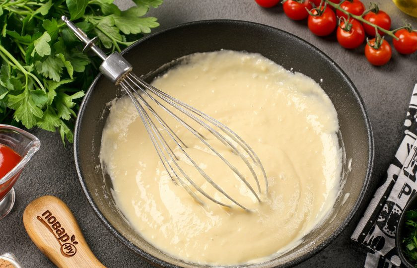 1. Этап. Пицца на сковороде без сметаны и кефира за 10 минут: Перемешайте всё до однородного состояния.