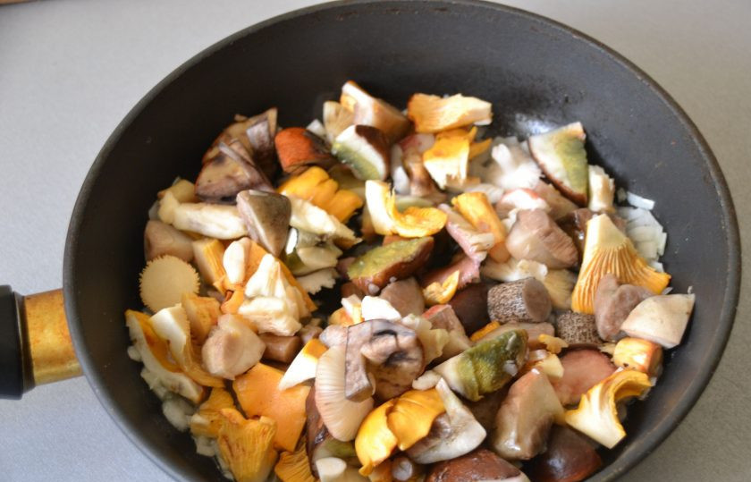1. Этап. Картошка с лесными грибами: Добавьте к луку грибы, накройте крышкой и жарьте примерно 15 минут.