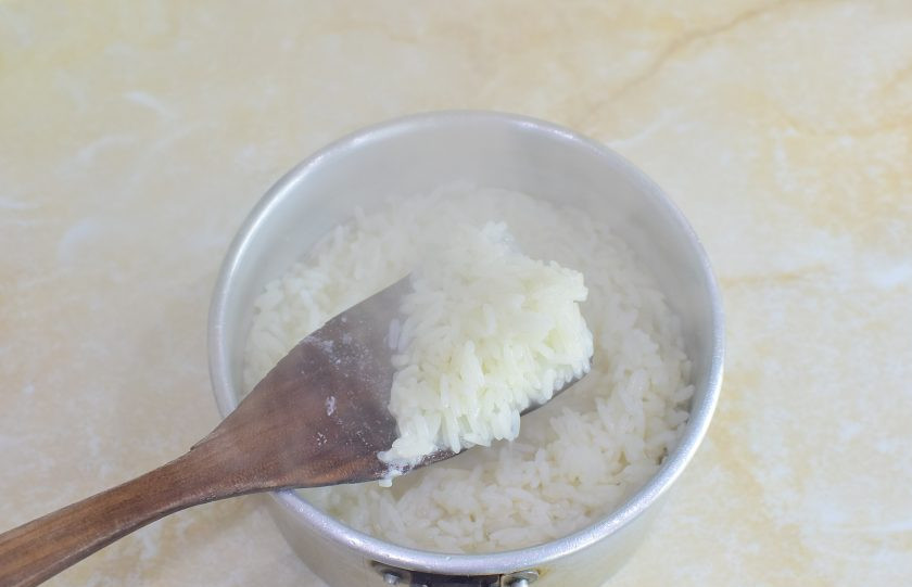 1. Этап. Оранжевый цыпленок: Параллельно поставьте вариться рис. Опустите его в кипящую подсоленную воду и варите до готовности. На это обычно уходит 8-10 минут. Готовый рис увеличится в размере и станет мягкий. Откиньте его на дуршлаг и пролейте холодной водой.