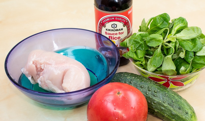 1. Этап. Легкий салат с курицей: Подготовим необходимые ингредиенты.