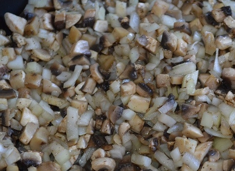 Домашние пирожки с капустой и грибами в духовке 1. Этап. Домашние пирожки с капустой и грибами в духовке: Если не хотите использовать грибы в начинку, этот шаг пропустите. Грибы и лук мелко нарезаем и обжариваем на растительном масле до готовности.