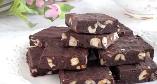 1. Этап. Шоколадная помадка: Спустя 4-5 часов помадка застынет. Порежьте её и подавайте. Приятного чаепития!