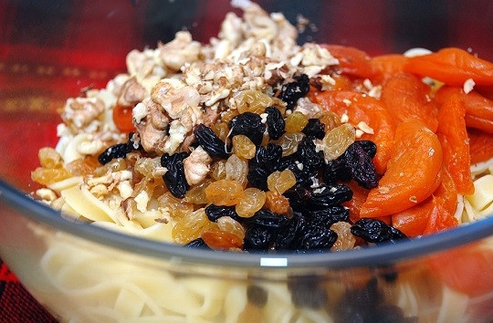 1. Этап. Лапшевник с яйцом: 4. Соедините лапшу с сухофруктами (можно предварительно их залить кипятком на 5-7 минут), аккуратно перемешайте.