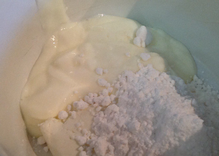 1. Этап. Легкий холодный чизкейк: Творог, йогурт, сахарную пудру выкладываем в чашу. Взбиваем миксером до однородности.