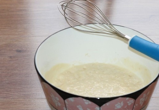 1. Этап. Слоеные пирожки с луком и картошкой: 1. Приготовим опару. Смешиваем сахар с дрожжами и мукой. Добавляем теплый кефир и перемешиваем. Оставляем миску с опарой в теплом месте до появления пенной шапочки, минут на 20.