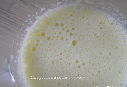 1. Этап. Блинчики с творогом, запеченные в сливках: Взбейте с помощью миксера.