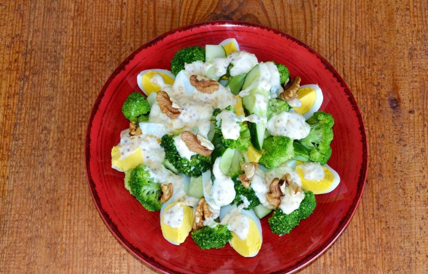 1. Этап. Салат из брокколи и огурцов: Выложите заправку на салат. Присыпьте зеленью и орешками по желанию. Приятного аппетита!