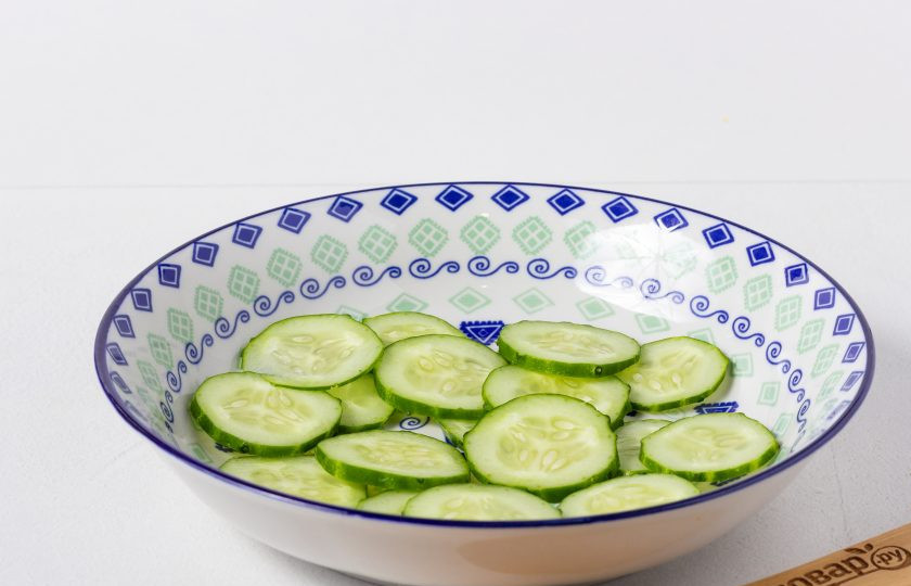 1. Этап. Салат Ахцан: Овощи будем выкладывать слоями, поэтому подбирайте подходящее блюдо. Первый – слой огурцов, нарезанных кружочками.