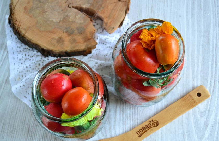 1. Этап. Помидоры с бархатцами на зиму: Заполните баночки помидорами, плотно, но сильно не надавливая. Примерно посредине положите пару ароматных цветочков.