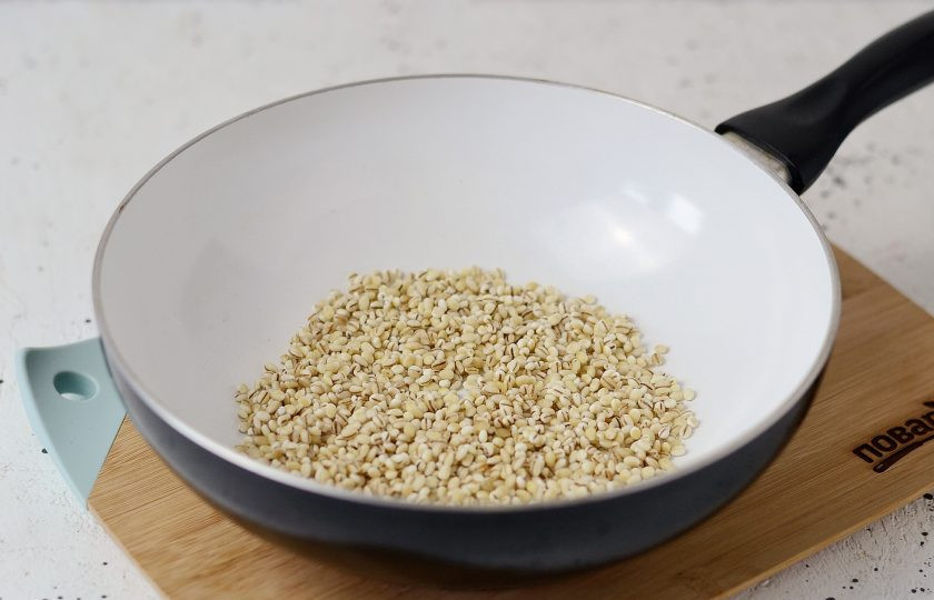 1. Этап. Жареная перловка: Разогрейте сковороду на среднем огне. Обжаривайте перловку на сухой сковороде примерно 15 минут, до легкого коричневого оттенка. Постоянно помешивайте, чтобы она не пригорела с одной стороны.